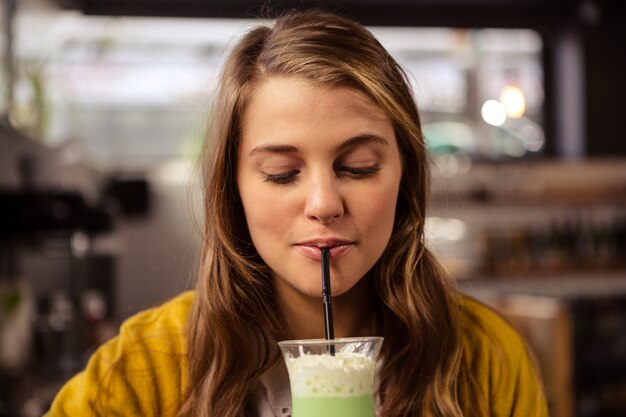 Mulher casual, beber um cocktail