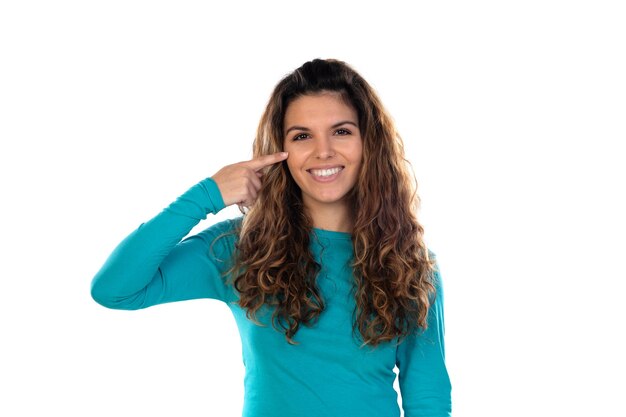 Mulher casual com cabelo ondulado e comprido isolado no branco