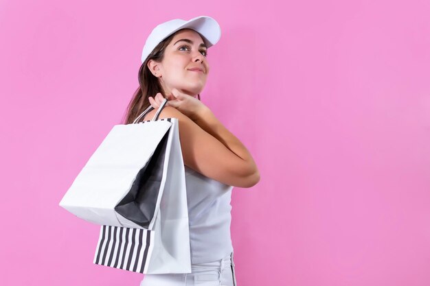 Mulher casual segurando sacolas de compras brancas e pretas