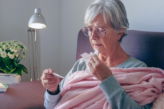 Mulher caucasiana adulta idosa com sintomas de tosse e febre, como gripe sazonal ou alergia ao pólen