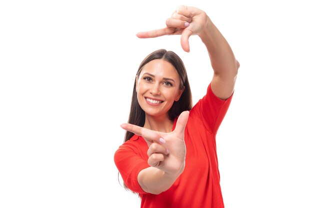 mulher caucasiana ativa de um ano de idade com cabelo escuro liso vestido com camisa vermelha de manga curta sorrindo