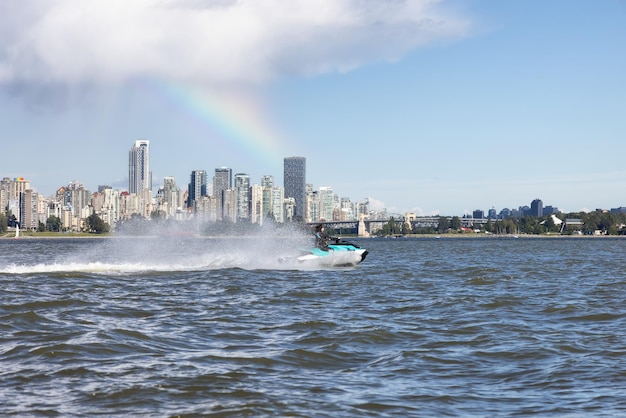 Mulher caucasiana aventureira em seadoo andando no oceano