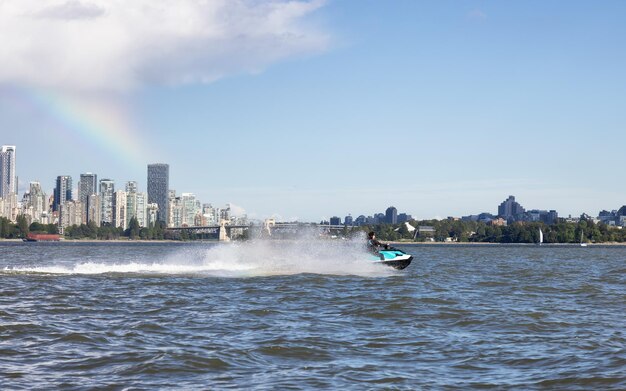 Mulher caucasiana aventureira em seadoo andando no oceano