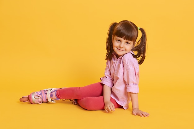 Mulher caucasiana bonitinha com patins no chão