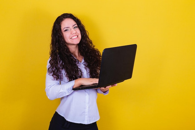 Mulher caucasiana brasileira segurando notebook laptop informática conceito conectividade de trabalho remoto