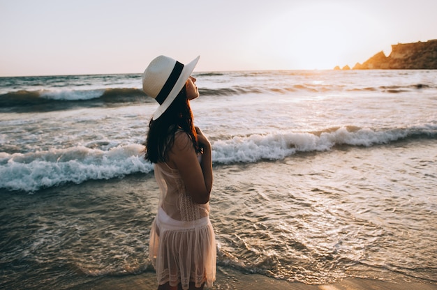 Mulher caucasiana caminha ao longo da bela praia