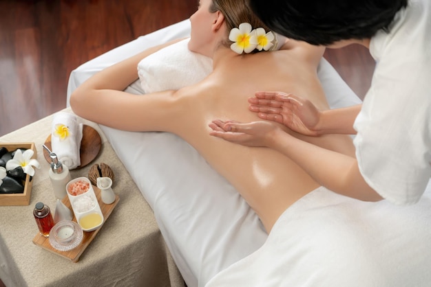 Mulher caucasiana cliente desfrutando de relaxante massagem anti-estresse quiescente