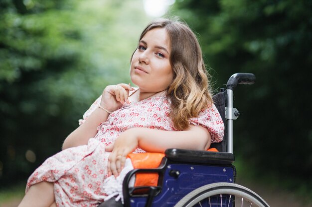 Mulher caucasiana com deficiência posando no parque de verão
