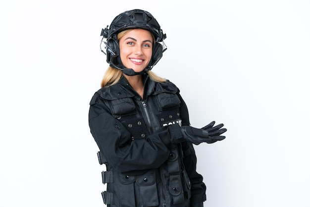 Mulher caucasiana da SWAT isolada em fundo branco apresentando uma ideia enquanto olha sorrindo para