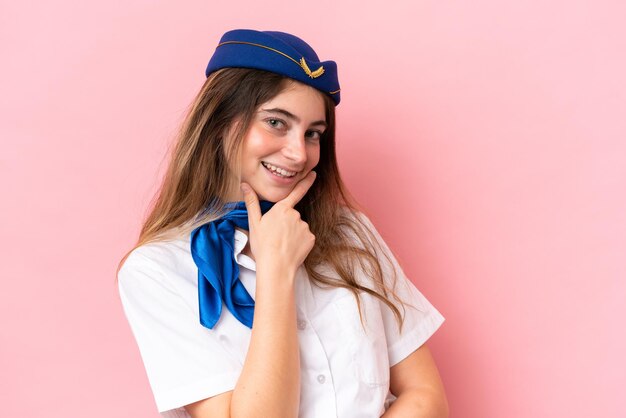 Mulher caucasiana de aeromoça de avião isolada em fundo rosa sorrindo