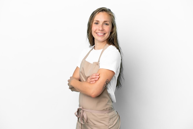 Mulher caucasiana de garçom de restaurante isolada em fundo branco com braços cruzados e olhando para a frente