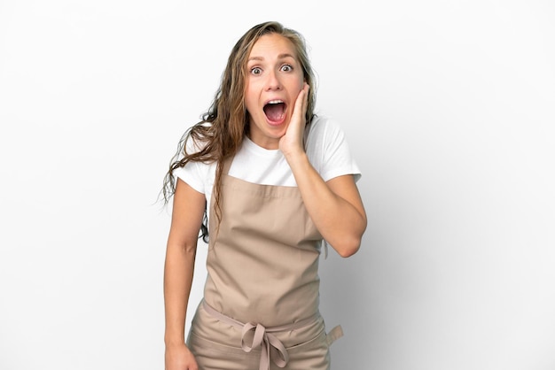 Mulher caucasiana de garçom de restaurante isolada no fundo branco com surpresa e expressão facial chocada