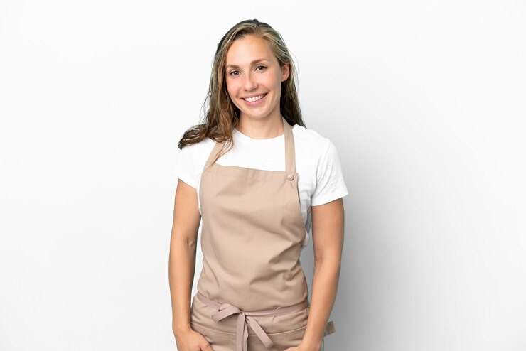 Foto mulher caucasiana de garçom de restaurante isolada no fundo branco rindo