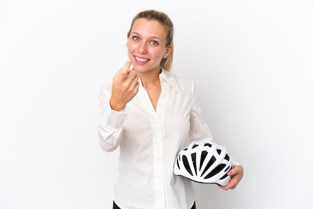Mulher caucasiana de negócios com um capacete de bicicleta isolado no fundo branco, fazendo gesto de dinheiro