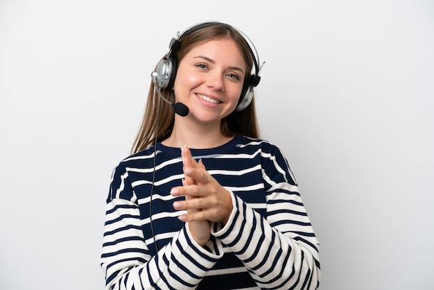 Mulher caucasiana de telemarketing trabalhando com um fone de ouvido isolado no fundo branco aplaudindo após a apresentação em uma conferência