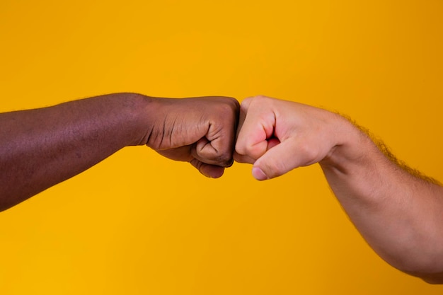 Foto mulher caucasiana e homem afro-americano de mãos dadas juntos no conceito de racismo de luz de fundo