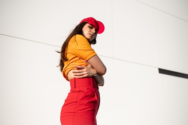 Foto mulher caucasiana elegante em uma roupa brilhante posando do lado de fora