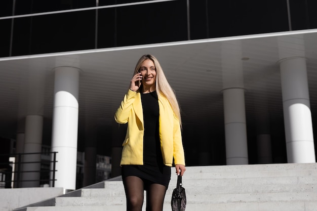 Foto mulher caucasiana feliz e bem-sucedida ligando por telefone
