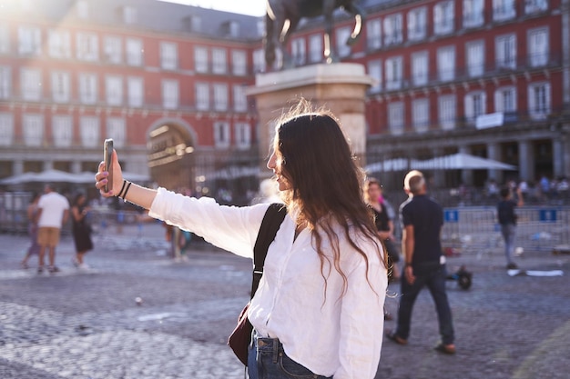 Mulher caucasiana feliz está tirando uma selfie