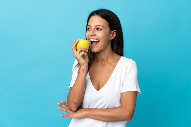 Mulher caucasiana isolada comendo uma maçã