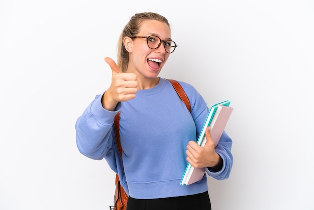 Mulher caucasiana jovem estudante isolada em fundo branco com polegares para cima porque algo bom aconteceu