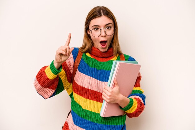 Mulher caucasiana jovem estudante isolada no fundo branco, tendo um conceito de inspiração de ideia