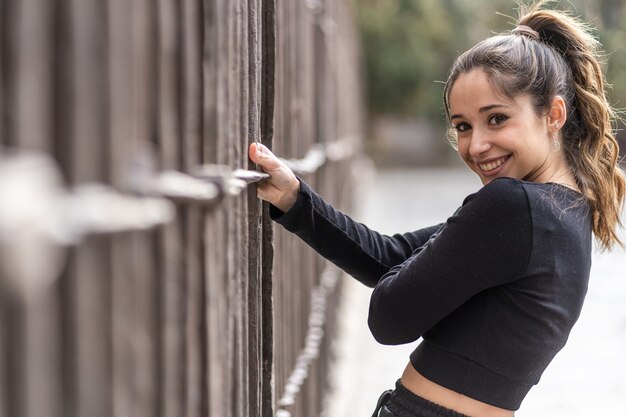 Mulher caucasiana jovem feliz com rabo no cabelo e muito sorridente