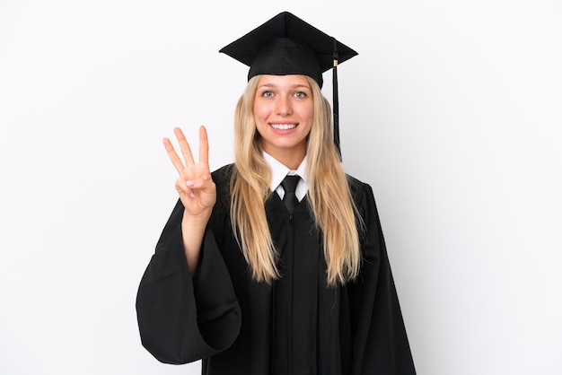 Mulher caucasiana jovem graduada na universidade isolada em fundo branco feliz e contando três com os dedos