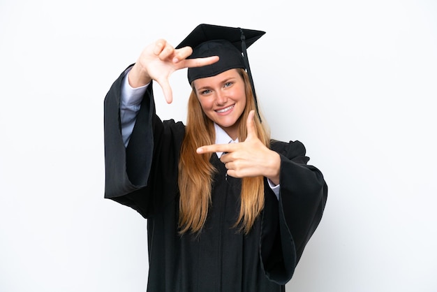 Mulher caucasiana jovem graduada na universidade isolada em fundo branco, focando o símbolo de enquadramento do rosto