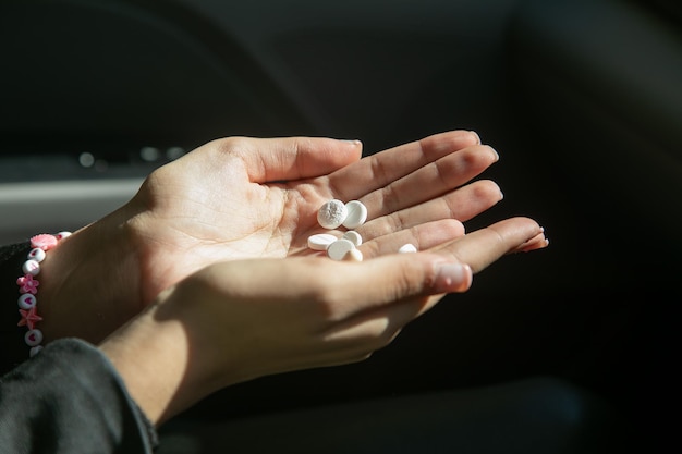 Mulher caucasiana mostrando a mão pílula Saúde Médica