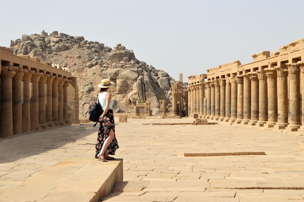 Mulher caucasiana no templo de Philae, Egito