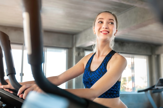 Mulher caucasiana perfeita no treinamento de sportswear cardio cardio no ginásio de fitness.