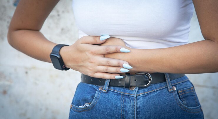 Foto mulher caucasiana que sofre de dor de barriga