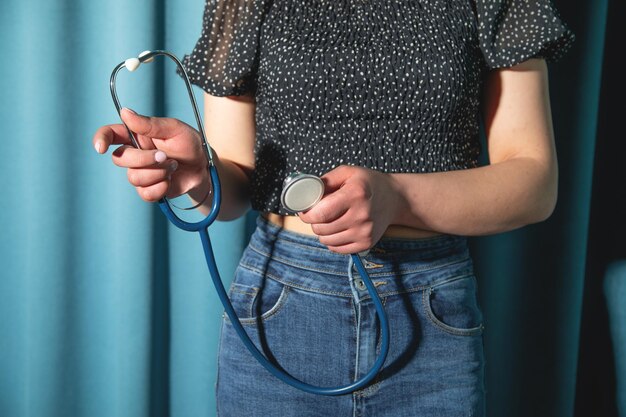 Mulher caucasiana segurando um estetoscópio médico