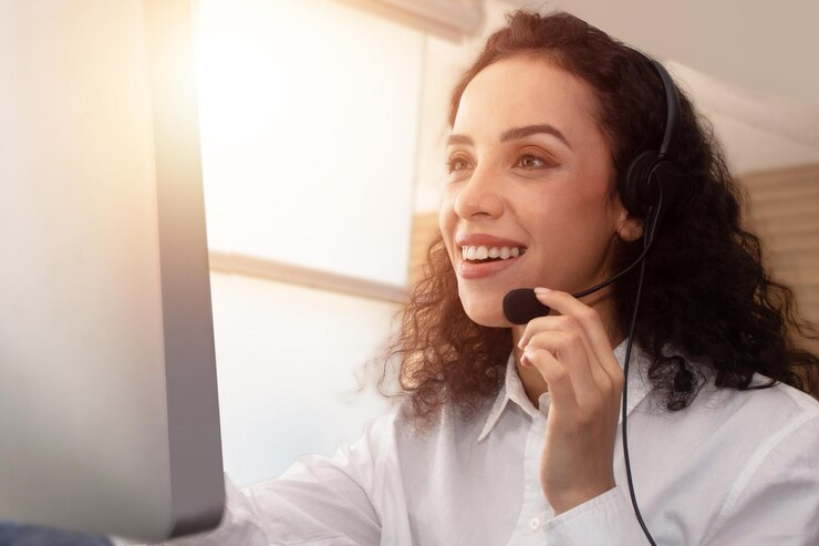 Foto mulher caucasiana trabalhando em suporte de call center on-line e atendimento ao cliente
