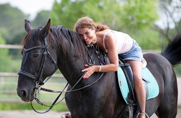 mulher cavaleiro e cavalo