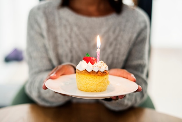 Mulher, celebrando, aniversário, com, um, bolo