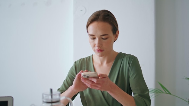 Mulher CEO digitando smartphone em close-up Gerente corporativo confiante usando celular