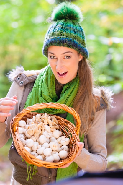 Mulher, cesta, cheio, champignon, floresta