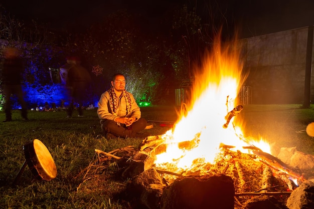 Mulher Chaman, tradicional suor nativo com pedras quentes