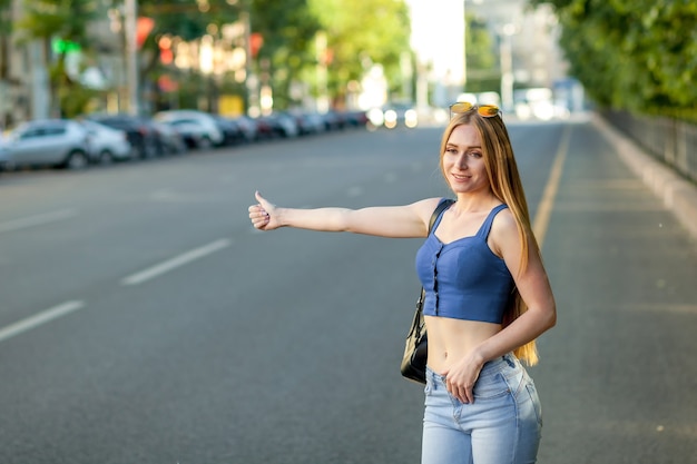 Mulher chamando um taxi