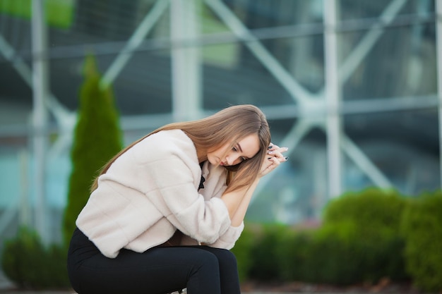 Mulher chateada com problemas sentado em um banco