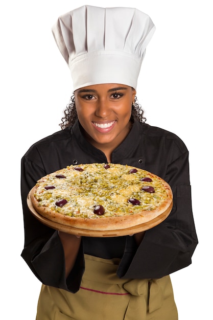 Mulher chef dando pizza isolada no espaço em branco