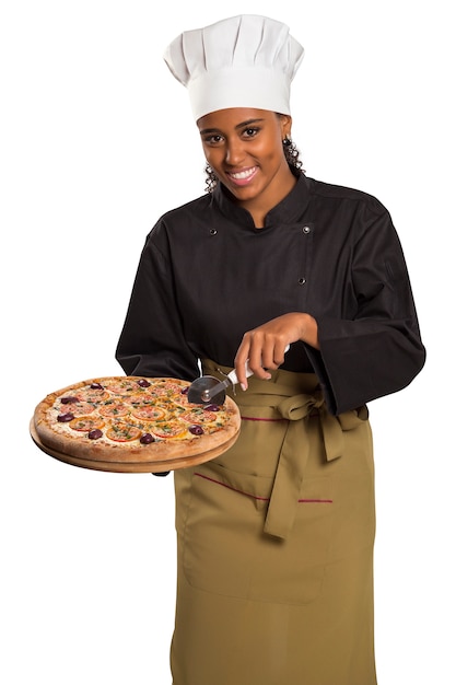 Mulher chef dando pizza isolada no espaço em branco