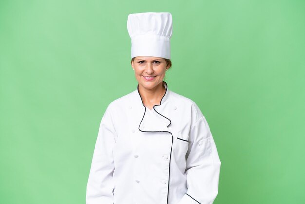 Mulher chef de meia idade sobre fundo isolado rindo