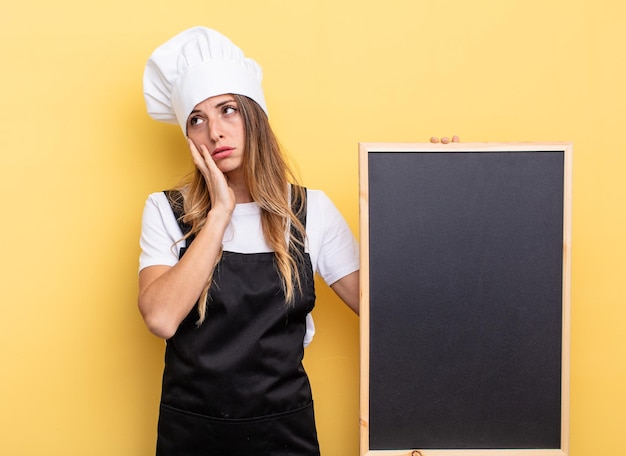 mulher chef se sentindo entediado, frustrado e com sono depois de um cansativo. conceito de menu de quadro-negro