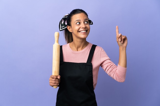 Foto mulher chef sobre fundo isolado