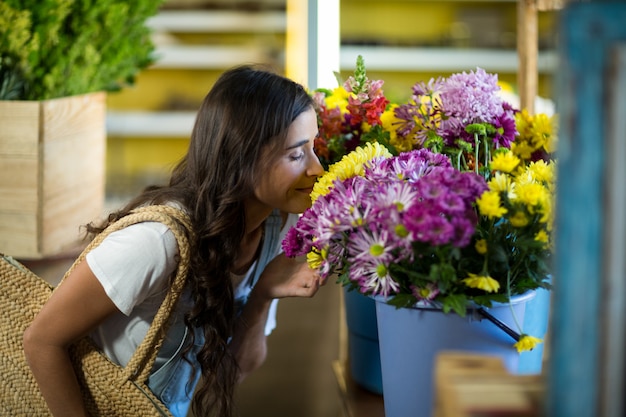 Mulher cheirando um ramo de flores