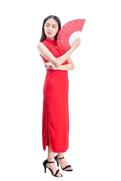 Mulher chinesa asiática em um vestido cheongsam segurando ventilador isolado sobre fundo branco