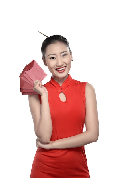 Mulher chinesa em vestido vermelho cheongsam